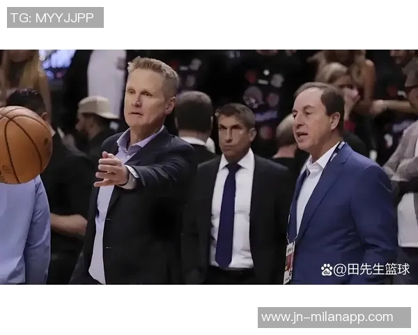 科尔盛赞库里在球队中的核心地位一切战术围绕他展开